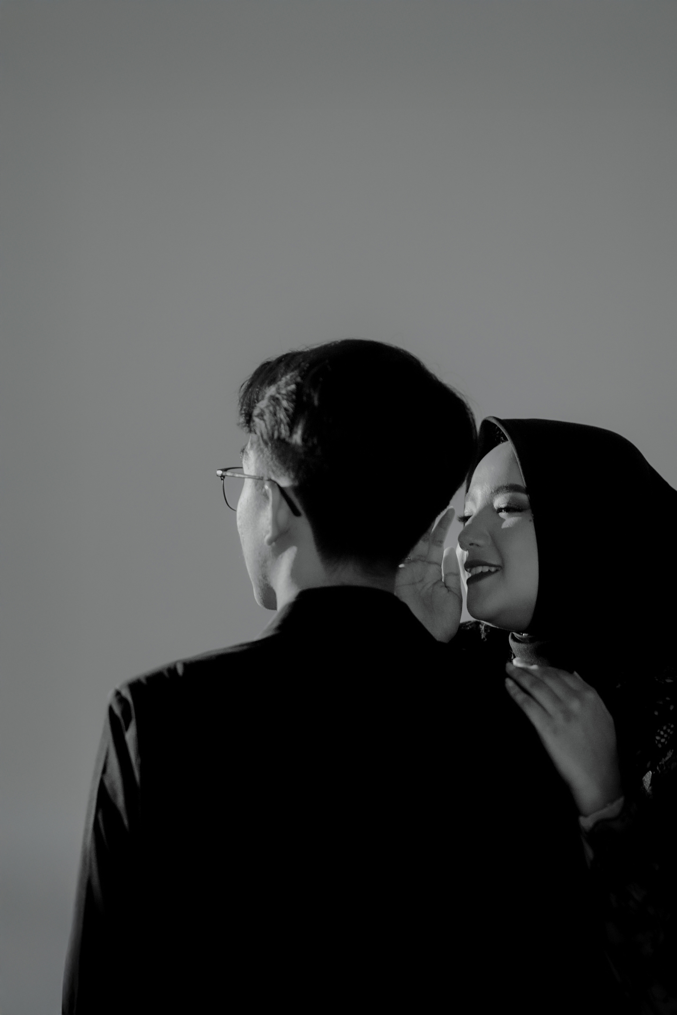 Portrait hitam putih pasangan dalam momen intim